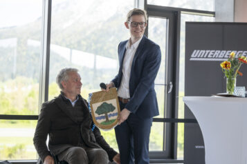 Bürgermeister Hajo Gruber (li.) präsentierte Florian Unterberger das Wappen von Kiefersfelden als Geschenk.