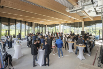 Gäste und Vertreter der Unterberger Gruppe feiern die erfolgreiche Fertigstellung des größten Bauprojekts in der Unternehmensgeschichte.