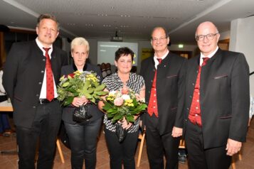 Im Zuge der Generalversammlung der Raiffeisenbank Serfaus-Fiss-Ried eGen wurden auch langjährige Mitarbeiterinnen geehrt. Gedankt wurde Ursula Maass  (2.v.l.) für 36 Jahre im Dienste der Raiffeisenbank, sowie Christine Mungenast (3.v.l.) für 25 Jahre Dienstzugehörigkeit. 