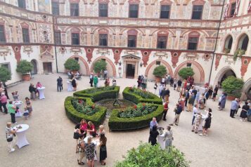 Lockerer Empfang mit Blick von den Arkaden in den Innenhof von Schloss Tratzberg
